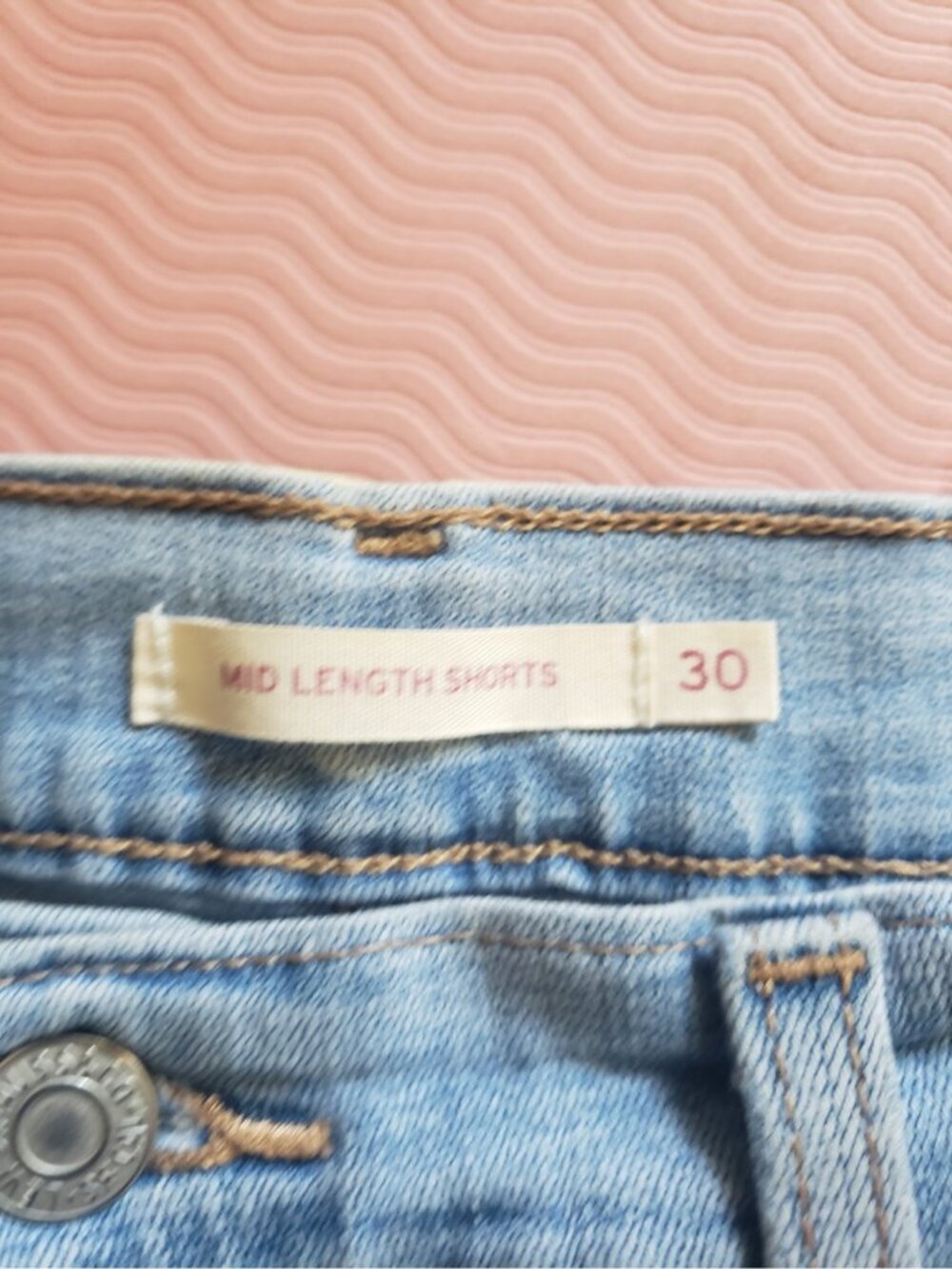 Levi's Women's Mid-Length Denim Shorts Light Wash Size 30 Classic Casual Summer - Picture 7 of 16